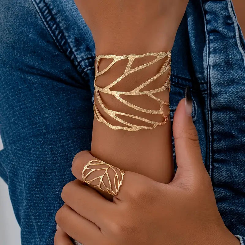 Bladværk | Bred bangle med bladmønster – Visning 02