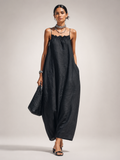 Elfriede | Schlichtes Maxikleid mit Rüschenausschnitt und Spaghettiträgern
