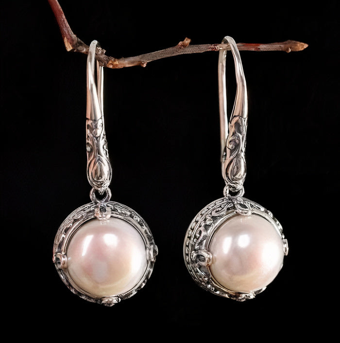 Perleornament | Sølvfarvede øreringe med perle og ornamentramme – Visning 01