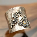 Blomstereng | Bred ring i sølvfarve med blomster og sommerfugl – Visning 01