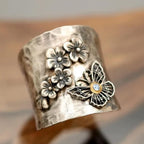 Blomstereng | Bred ring i sølvfarve med blomster og sommerfugl – Visning 01