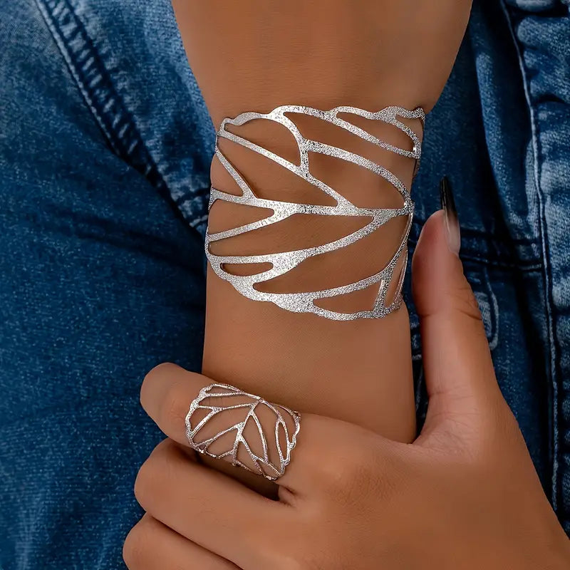 Bladværk | Bred bangle med bladmønster – Visning 01