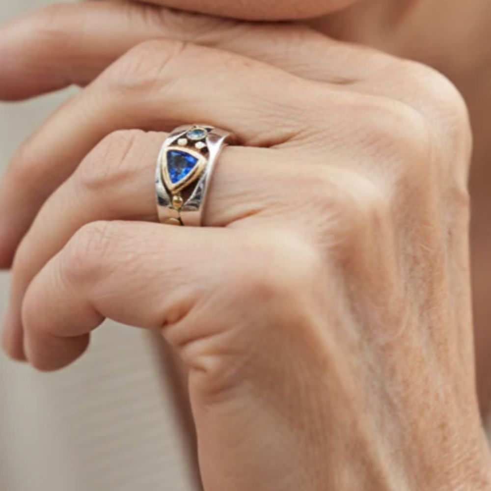 Blåtrekant | Bred ring i sølvfarve med blå sten – Visning 01