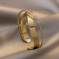 Guldbånd | Bred guldfarvet bangle med blank overflade – Visning 01
