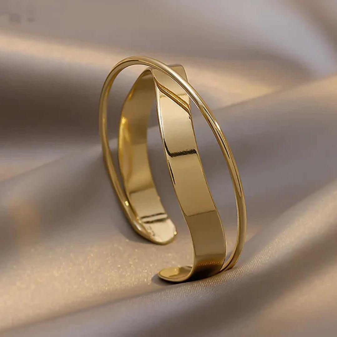 Guldbånd | Bred guldfarvet bangle med blank overflade – Visning 01