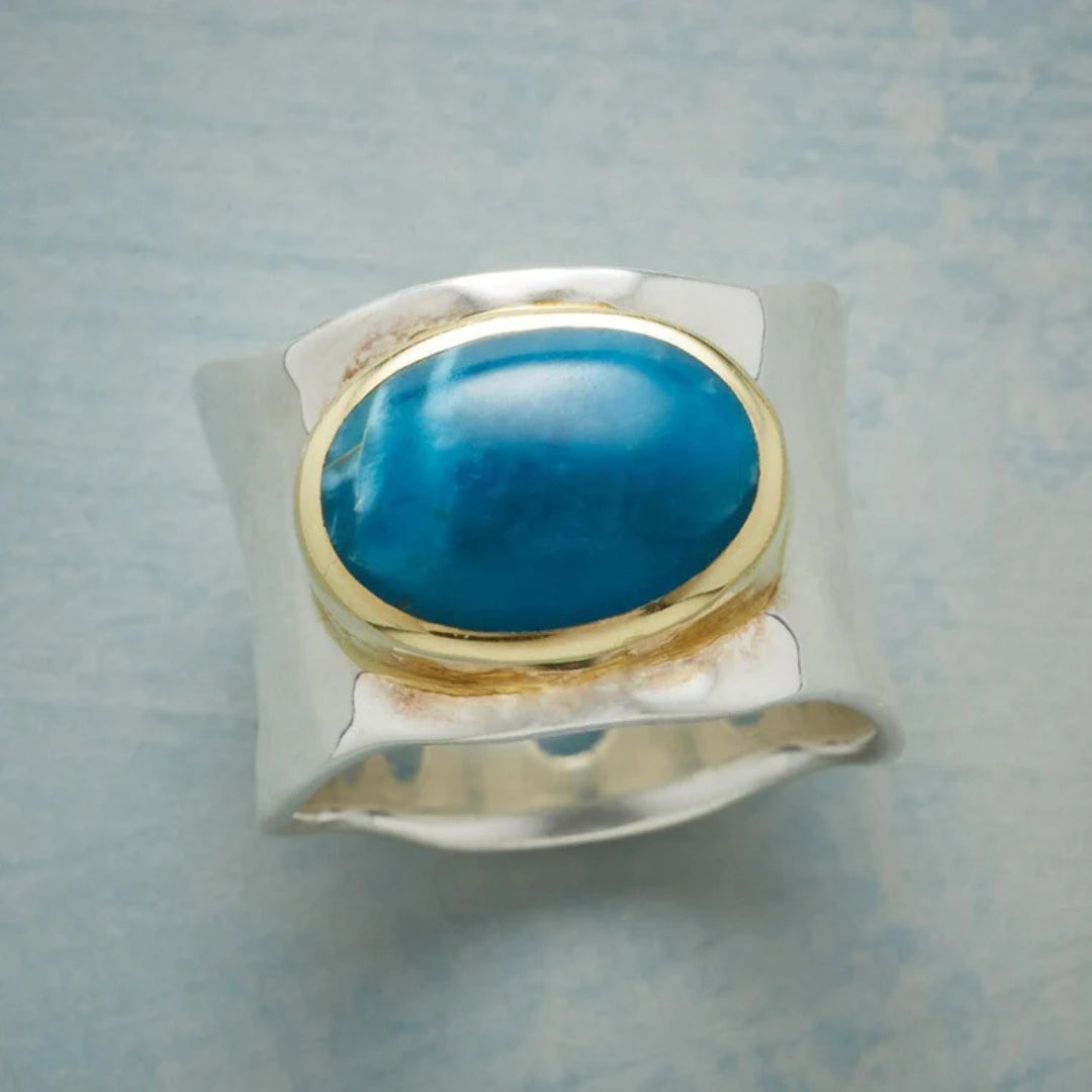 Dybhav | Bred ring i sølvfarve med oval blå sten – Visning 01