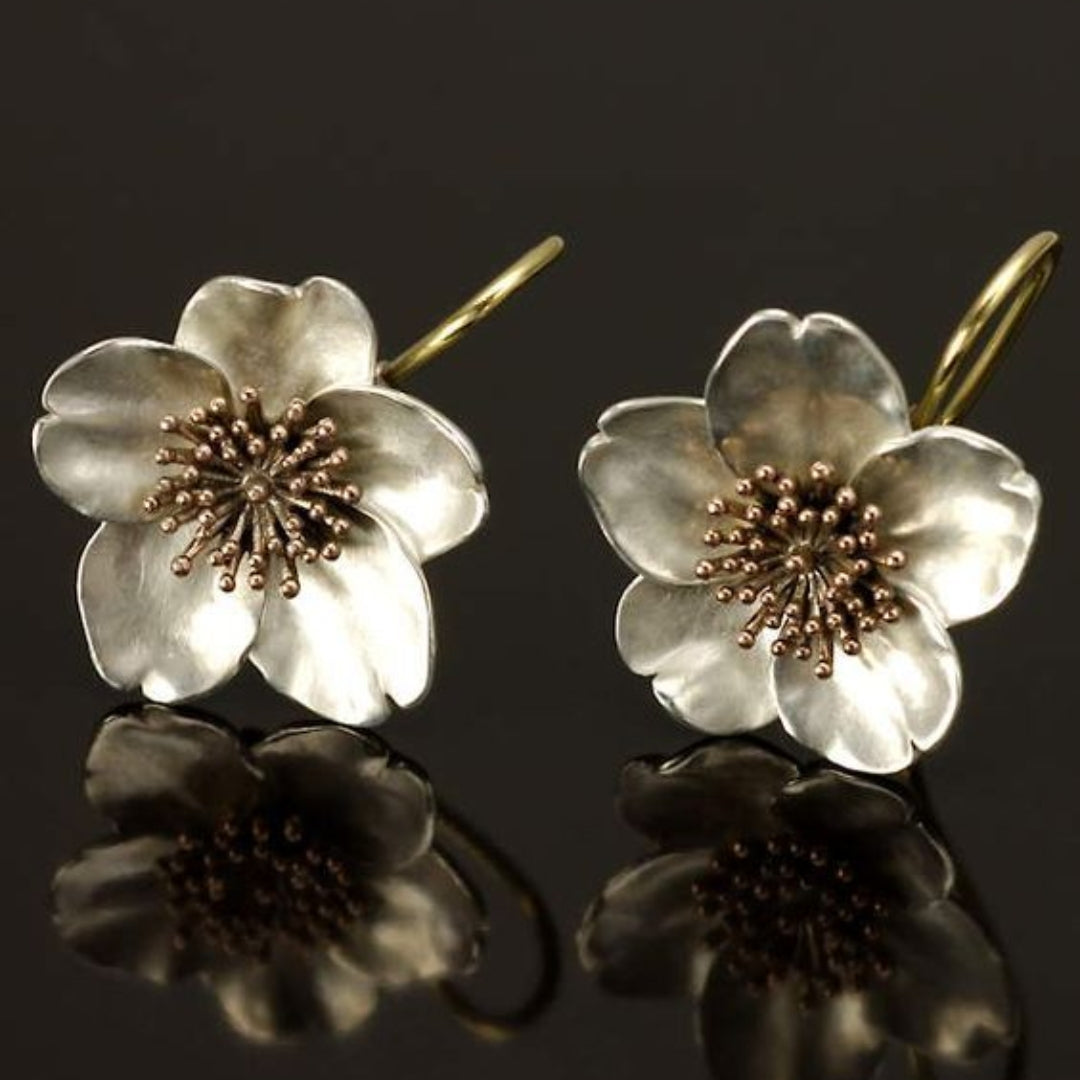 Æbleblomst | Blomsterøreringe i sølvfarvet look – Visning 01