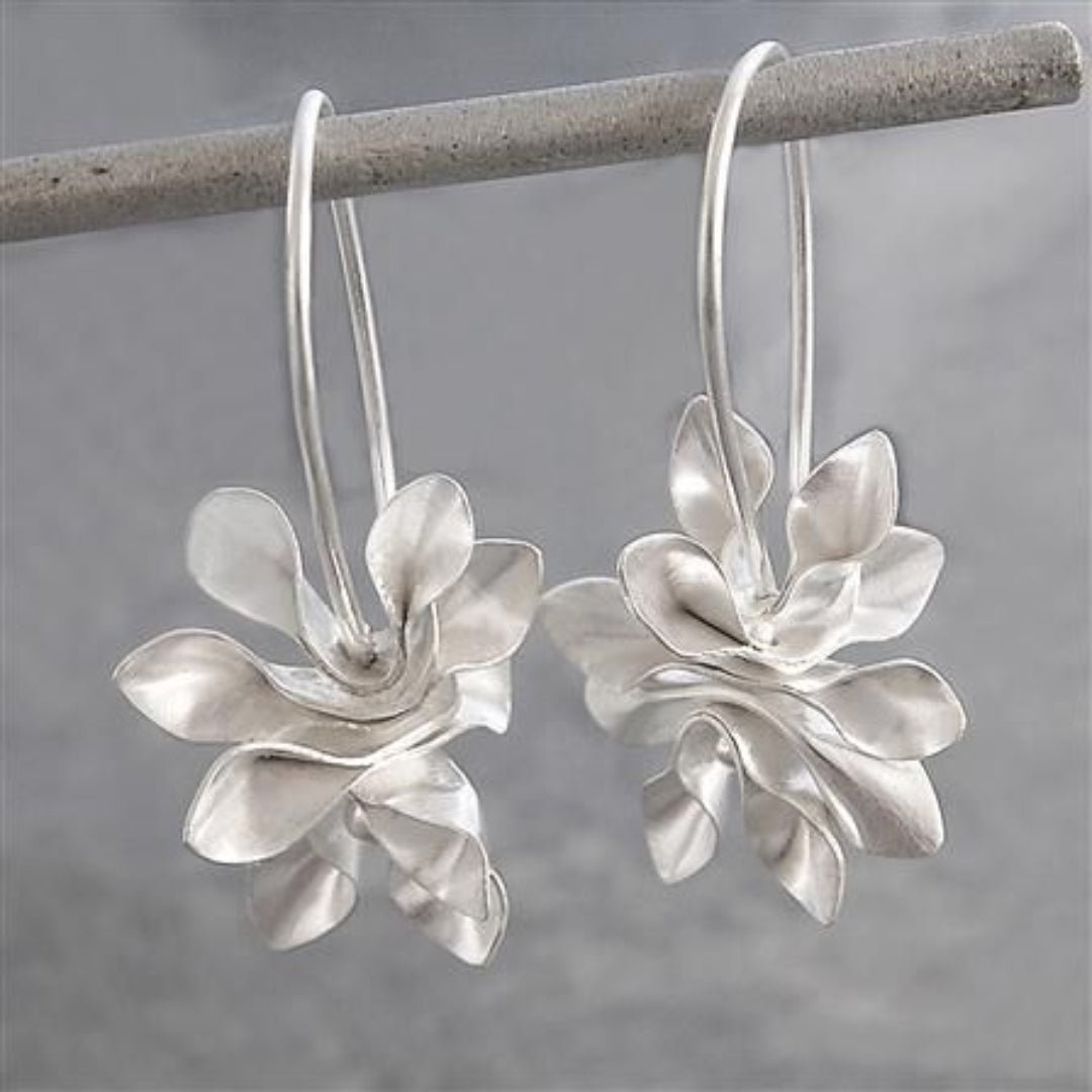 Blomsterdrys | Sølvfarvede øreringe med blomster – Visning 01