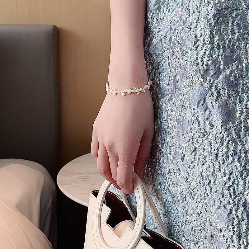 Céline | Armbånd med små uregelmæssige hvide detaljer – Visning 04