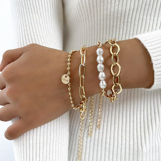 Hvidglans | Sæt med guldfarvede armbånd og hvide kugler – Visning 01
