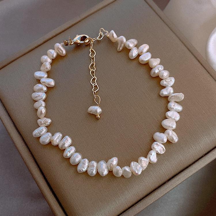 Céline | Armbånd med små uregelmæssige hvide detaljer – Visning 02