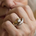 Uregelbue | Ring i guld- og sølvfarve med klare sten – Visning 01