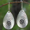 Spiraldråbe | Store sølvfarvede dråbeøreringe med spiral – Visning 01