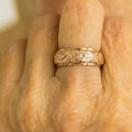 Rosegravering | Bred ring i guldfarve med blomstermønster – Visning 01