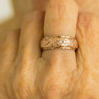 Rosegravering | Bred ring i guldfarve med blomstermønster – Visning 01