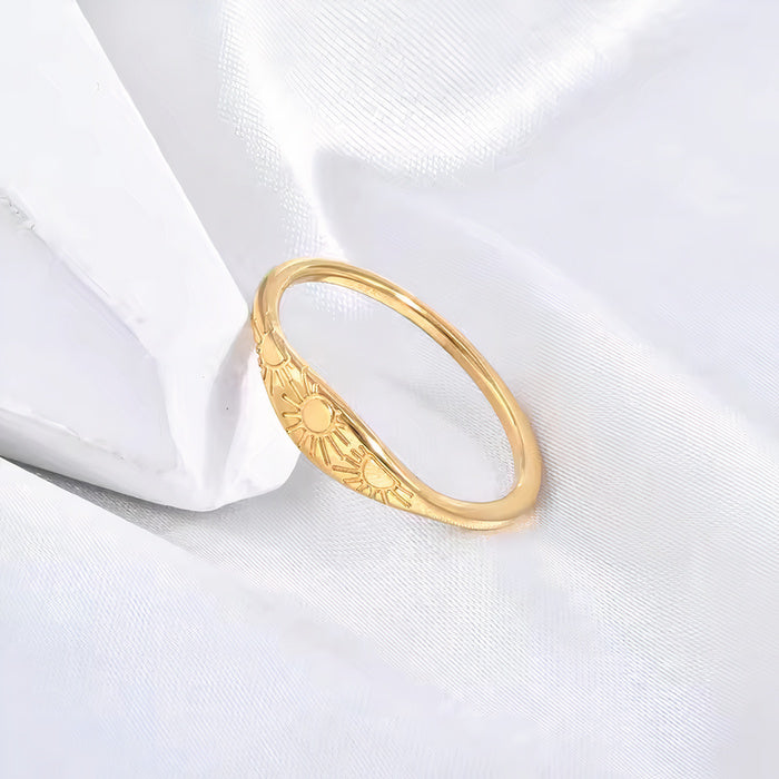 Fintbånd | Smal ring i guldfarve med fin detalje – Visning 01