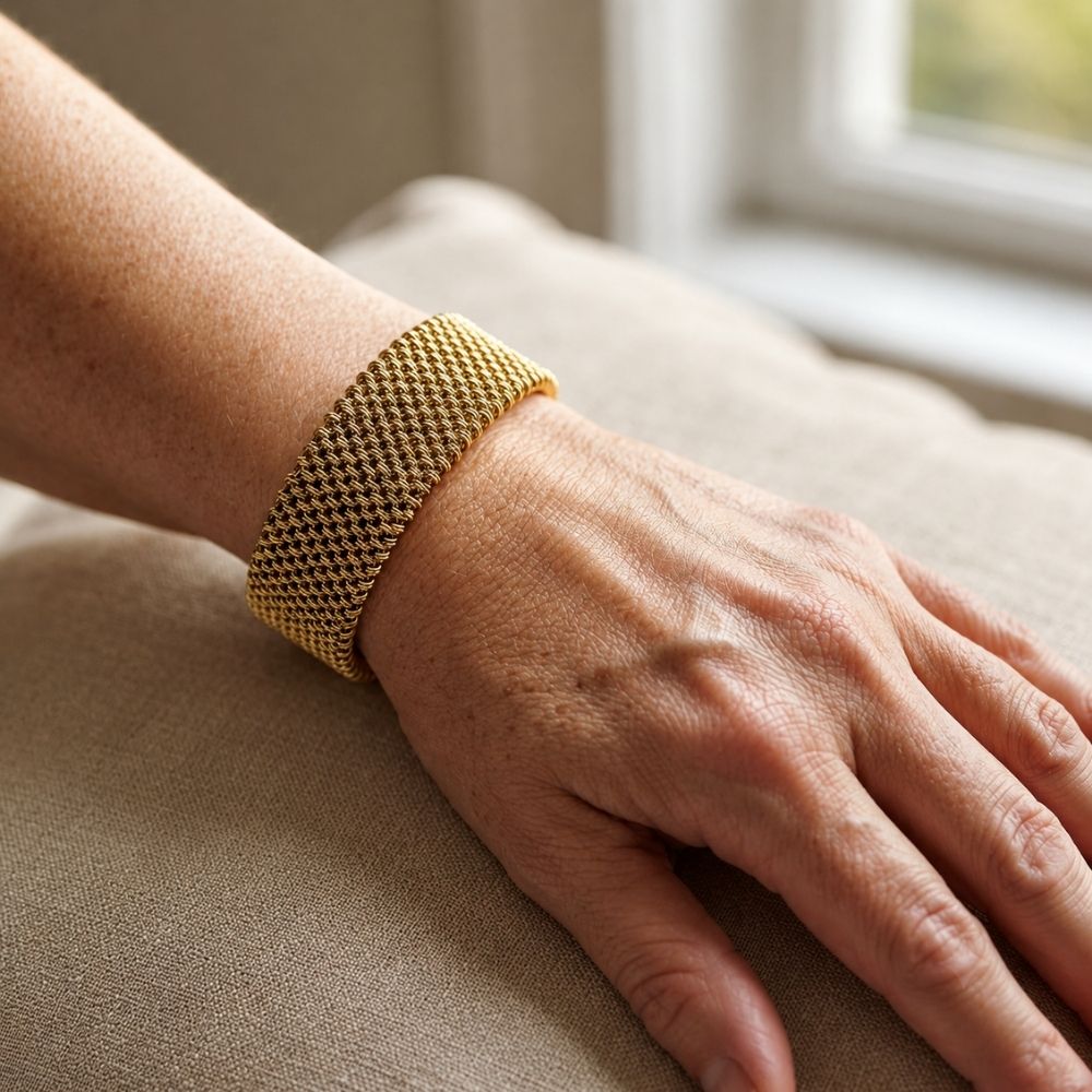 Fletværk | Guldfarvet bangle i flettet mesh – Visning 02