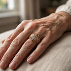 Blomsterbue | Ring i guldfarve med blomstermønster – Visning 02