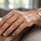 Gitterbånd | Bred ring i guldfarve med gennembrudt mønster – Visning 02