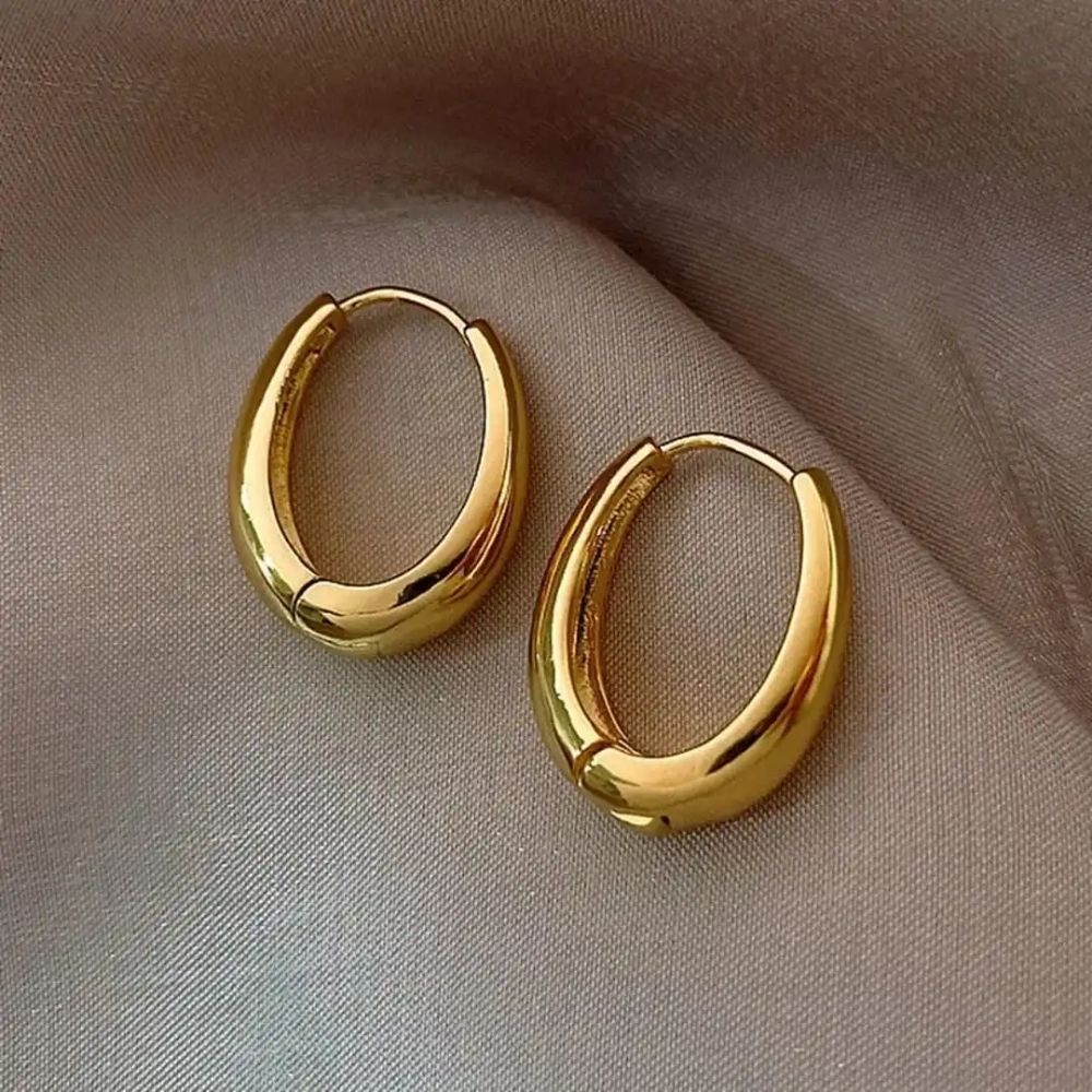 Klassisk Ring | Klassiske guldfarvede creoler – Visning 01