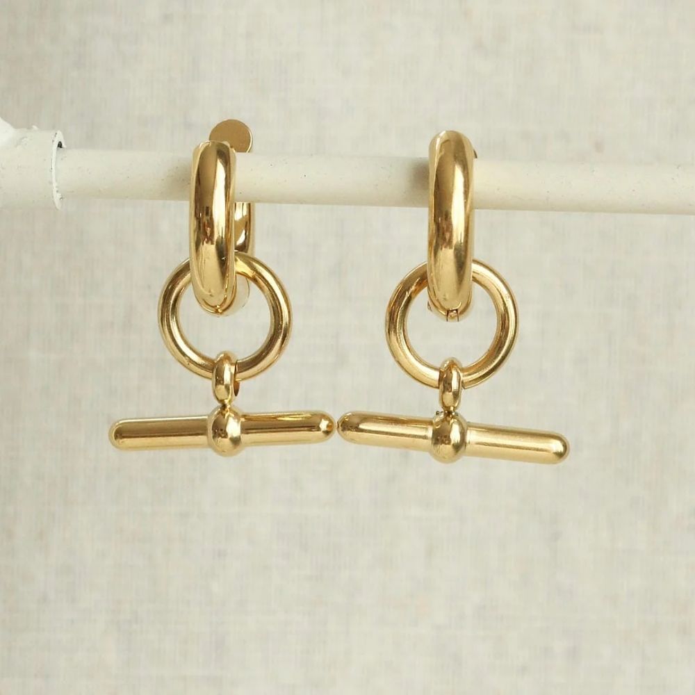 Stangring | Guldfarvede creoler med stangdetalje – Visning 01