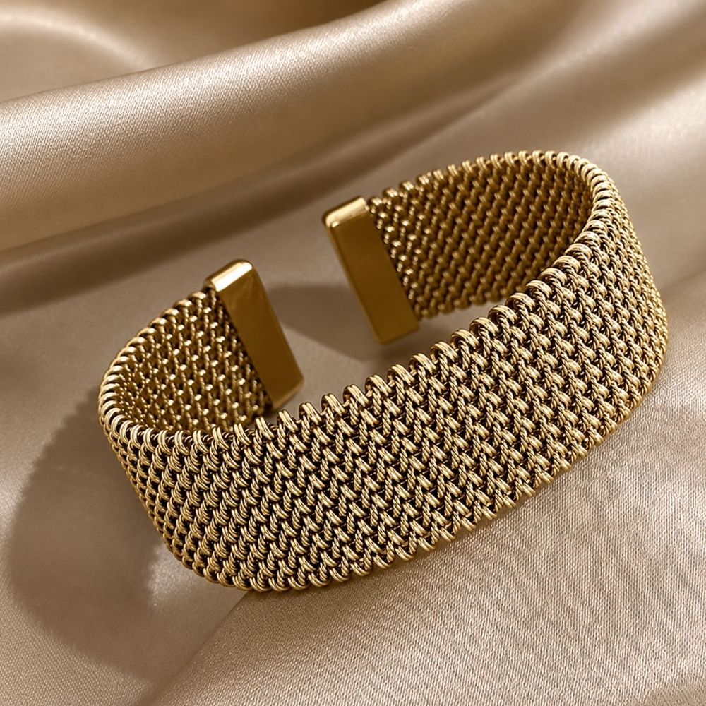 Fletværk | Guldfarvet bangle i flettet mesh – Visning 01