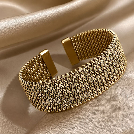 Fletværk | Guldfarvet bangle i flettet mesh – Visning 01