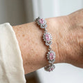 Rosenblomst | Sølvfarvet armbånd med lyserøde blomster – Visning 01