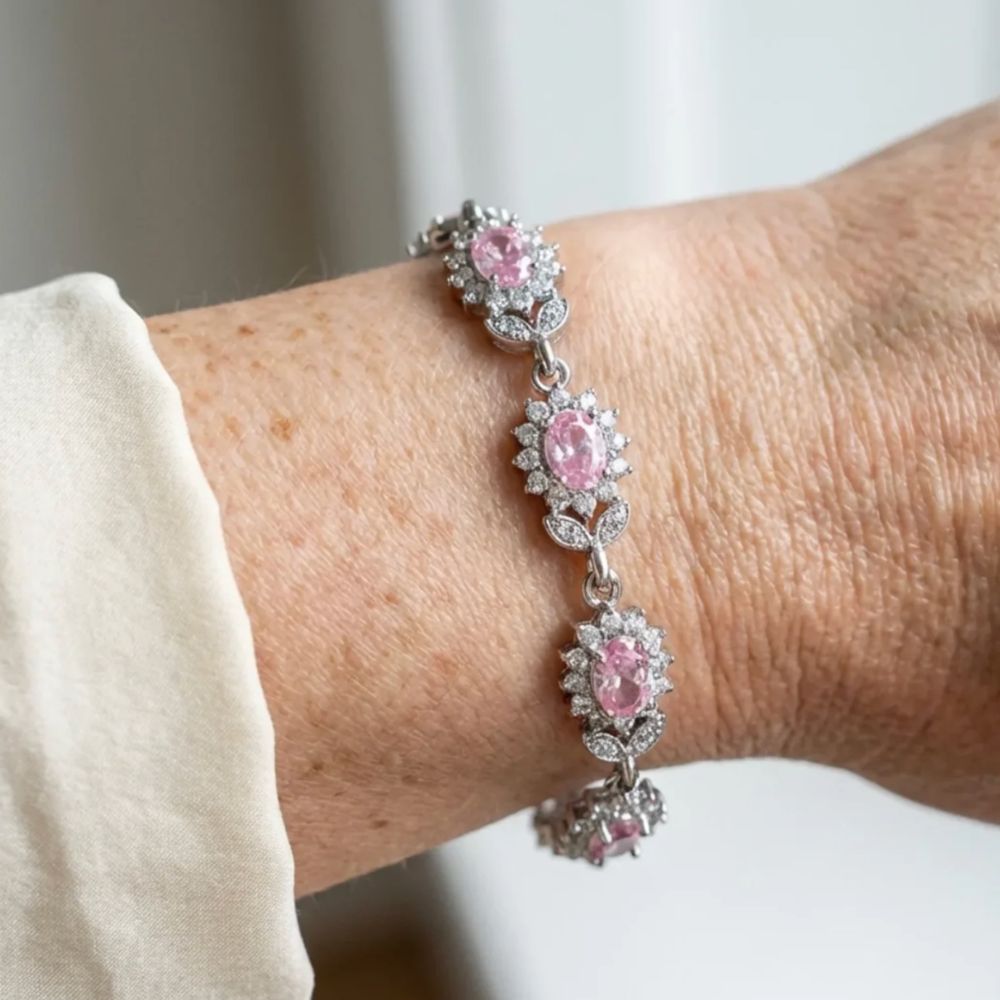 Rosenblomst | Sølvfarvet armbånd med lyserøde blomster – Visning 01