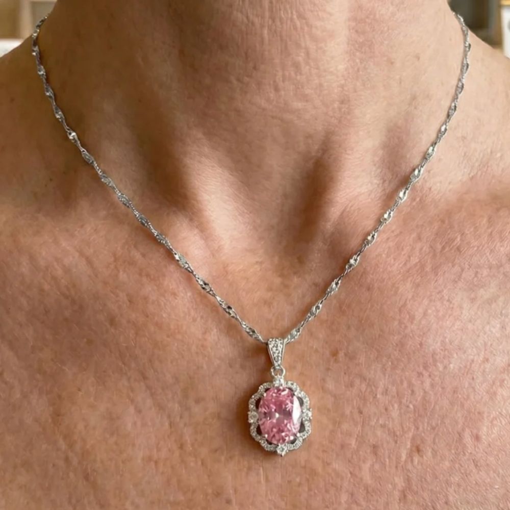 Kronborg | Halskæde med oval lyserød halo – Visning 01