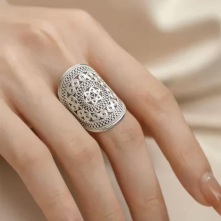 Filigrankuppel | Bred ring i sølvfarve med gennembrudt mønster – Visning 01