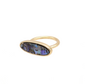 Skyggeglimt | Smal ring i guldfarve med aflang skimrende sten – Visning 01
