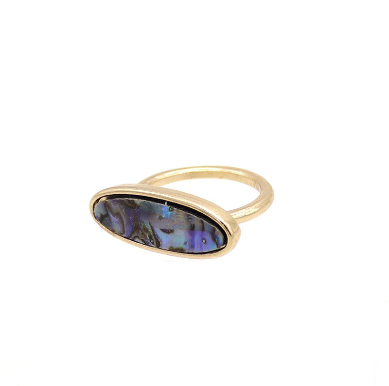 Skyggeglimt | Smal ring i guldfarve med aflang skimrende sten – Visning 01