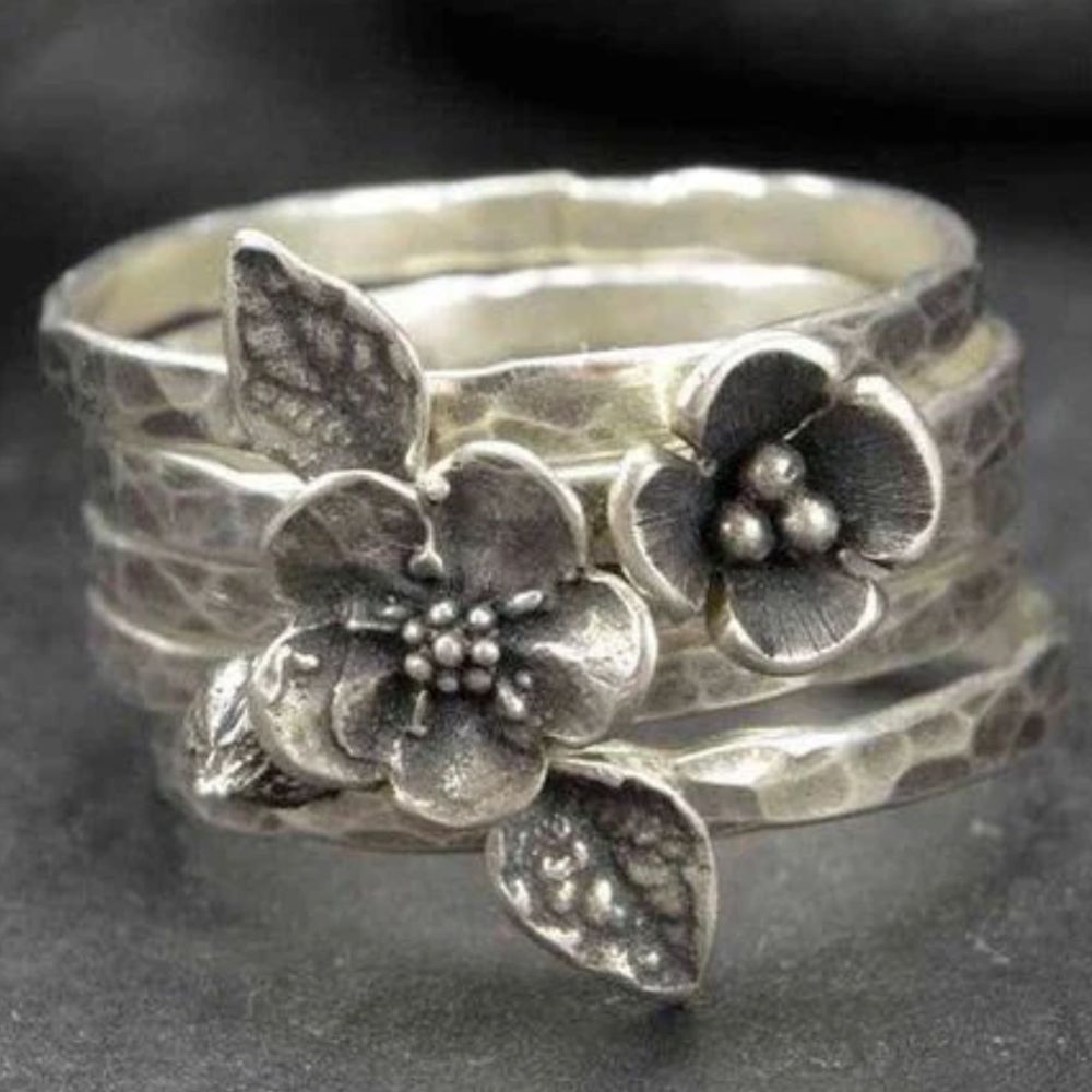 Blomsterlag | Ringsæt i sølvfarve med blomster og blade – Visning 01