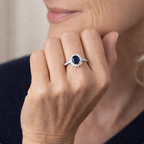 Natskær | Ring i sølvfarve med blå sten og klar kant – Visning 02