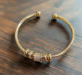 Charme | Justerbar guldfarvet armring med charms – Visning 01