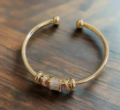 Charme | Justerbar guldfarvet armring med charms – Visning 01