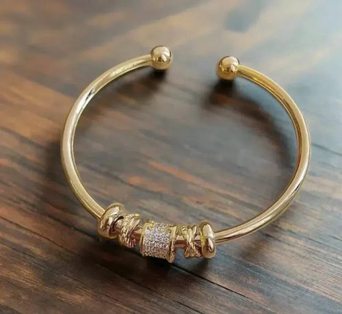 Charme | Justerbar guldfarvet armring med charms – Visning 01
