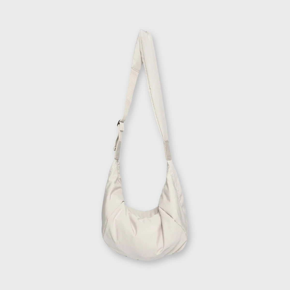 Creme Baggy nylon crossbody set fra siden