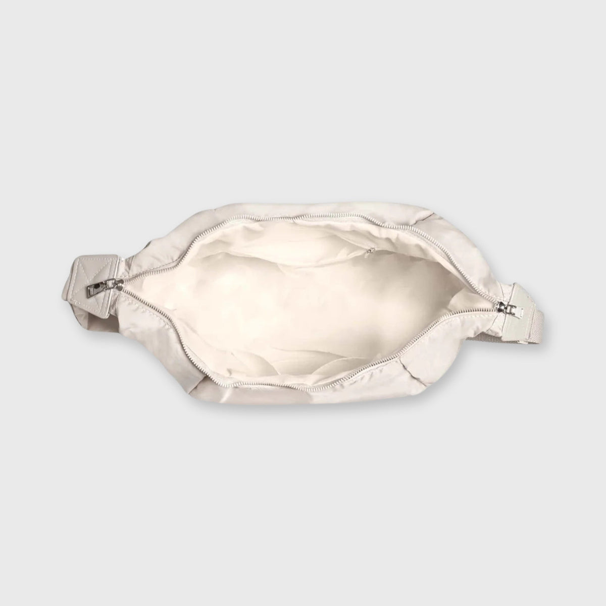 Creme Baggy nylon crossbody detaljebillede