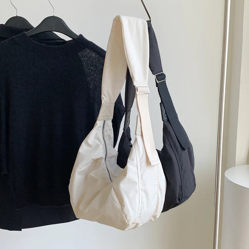 Creme Baggy nylon crossbody båret på skulderen