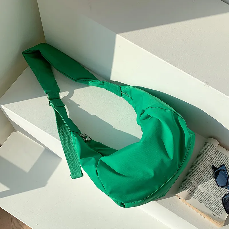 Grøn Baggy nylon crossbody set skråt forfra