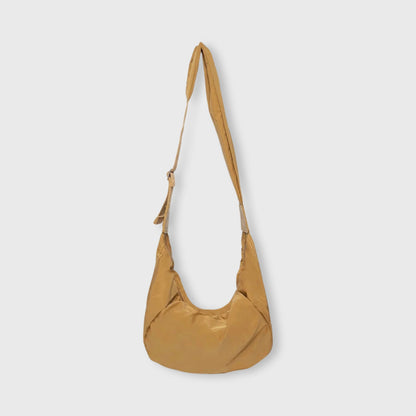 Karry Baggy nylon crossbody set fra siden