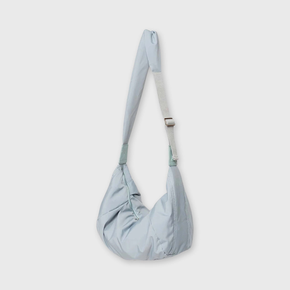 Lyseblå Baggy nylon crossbody set forfra