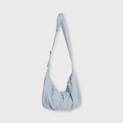 Lyseblå Baggy nylon crossbody set fra siden