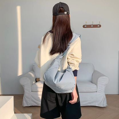 Lyseblå Baggy nylon crossbody set skråt forfra