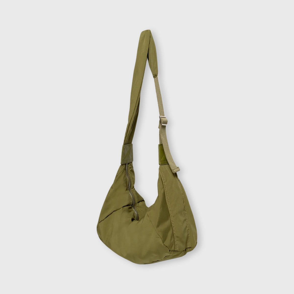 Oliven Baggy nylon crossbody set forfra