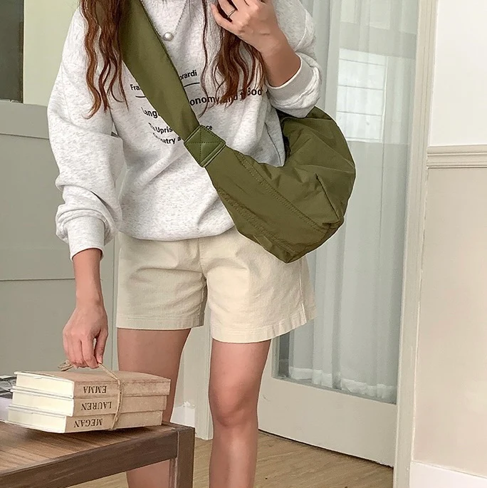 Oliven Baggy nylon crossbody detaljebillede