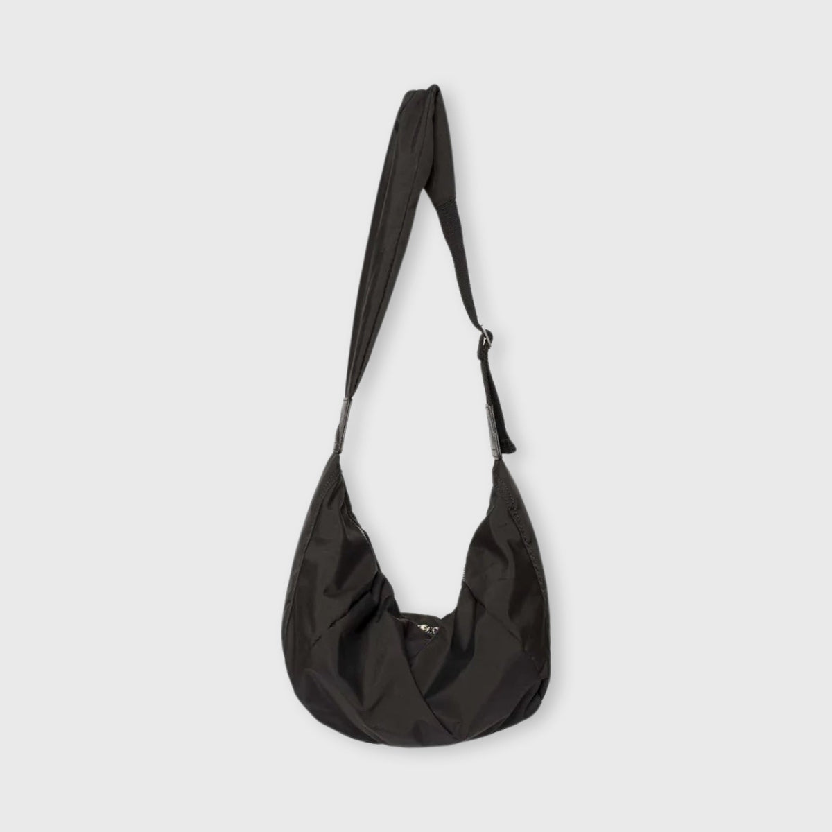 Sort Baggy nylon crossbody set skråt forfra