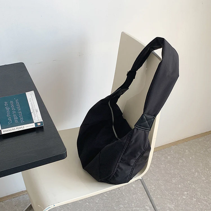 Sort Baggy nylon crossbody båret på skulderen